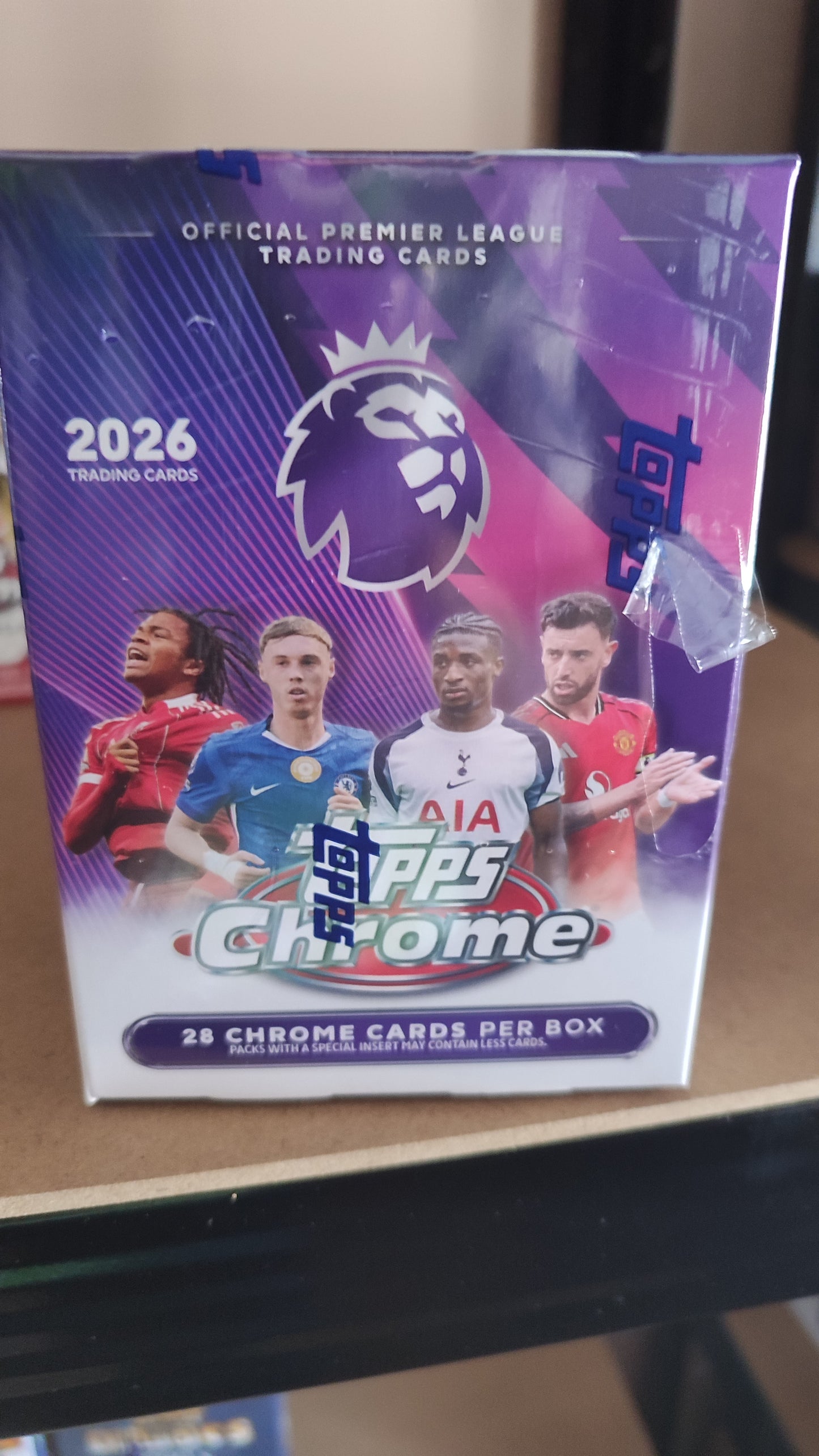 Value Box Topps Chrome Premier League 2026 – Caja de sobres de fútbol Topps ( plástico dañado)